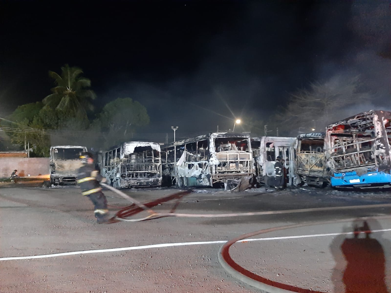 Incêndio destrói 17 ônibus do transporte público de Caraguá e São Sebastião