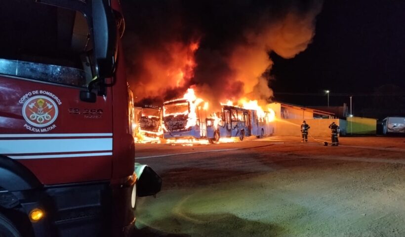 Incêndio destrói 17 ônibus do transporte público de Caraguá e São Sebastião