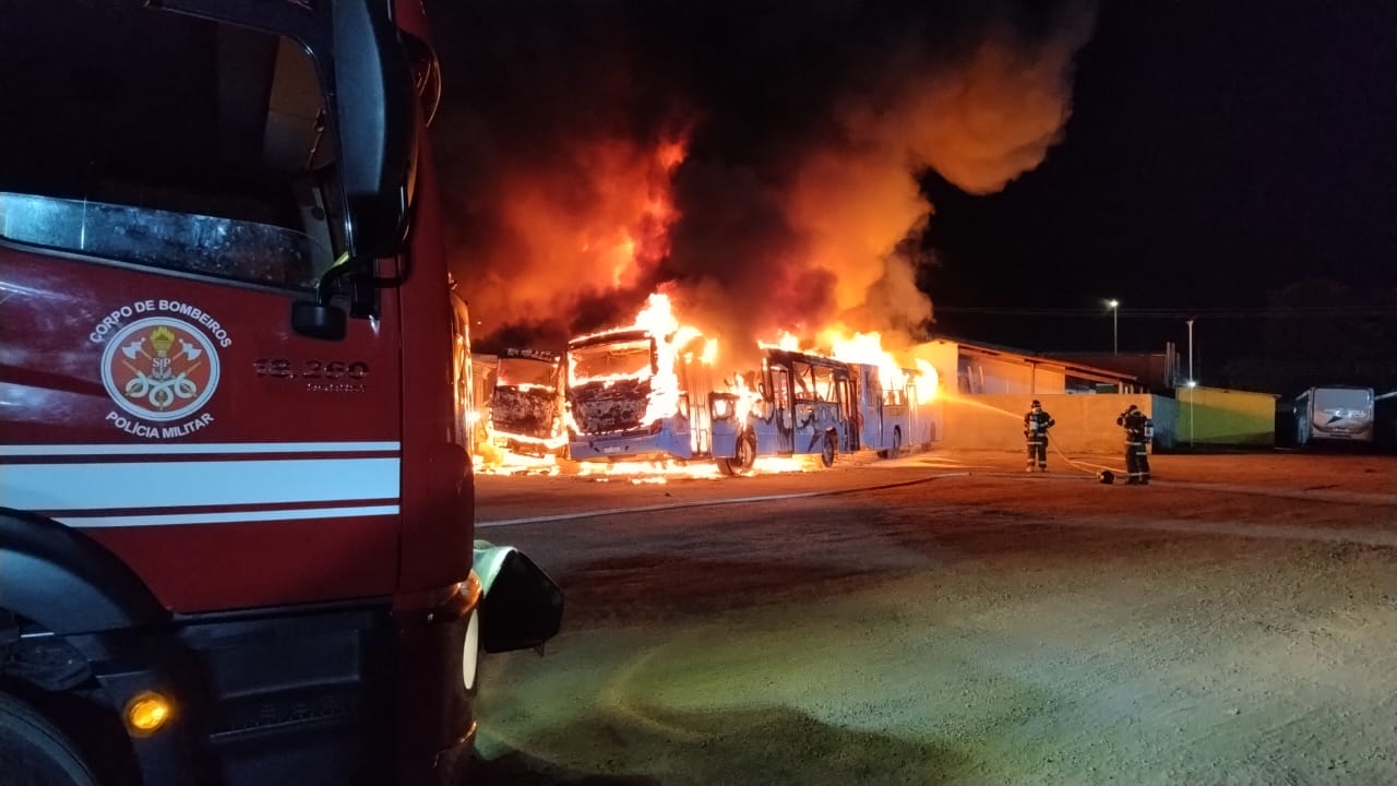 Incêndio destrói 17 ônibus do transporte público de Caraguá e São Sebastião