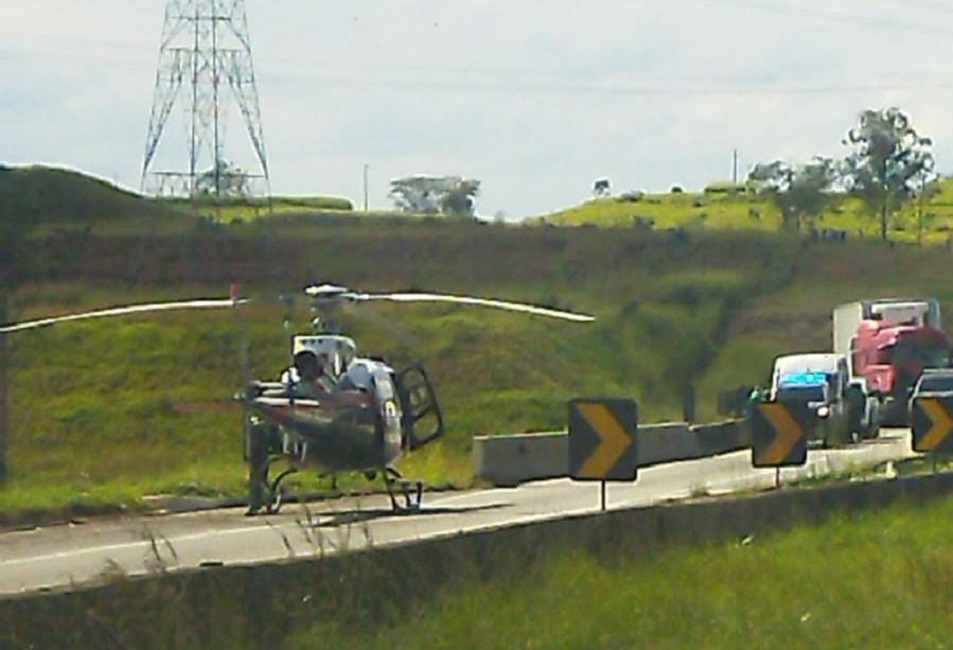 Acidente com tombamento de carreta interdita Dutra em Caçapava