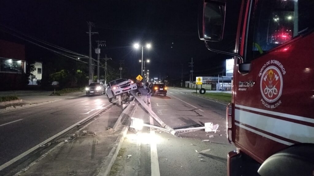 Carro bate em poste e para suspenso em rodovia de Caraguá