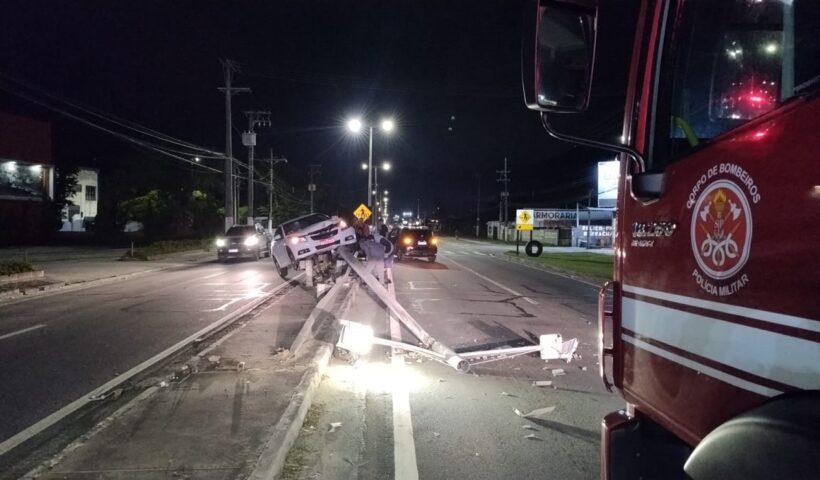 Carro bate em poste e para suspenso em rodovia de Caraguá