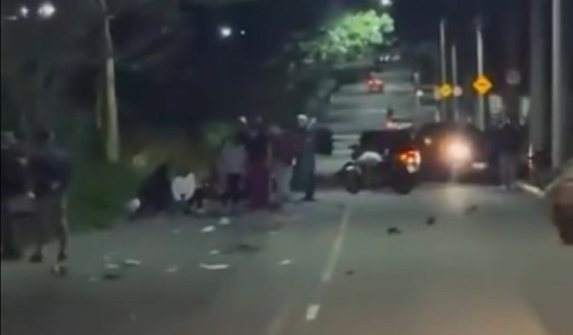 Jovem morre e outra fica ferida após moto bater em carro, em Caçapava
