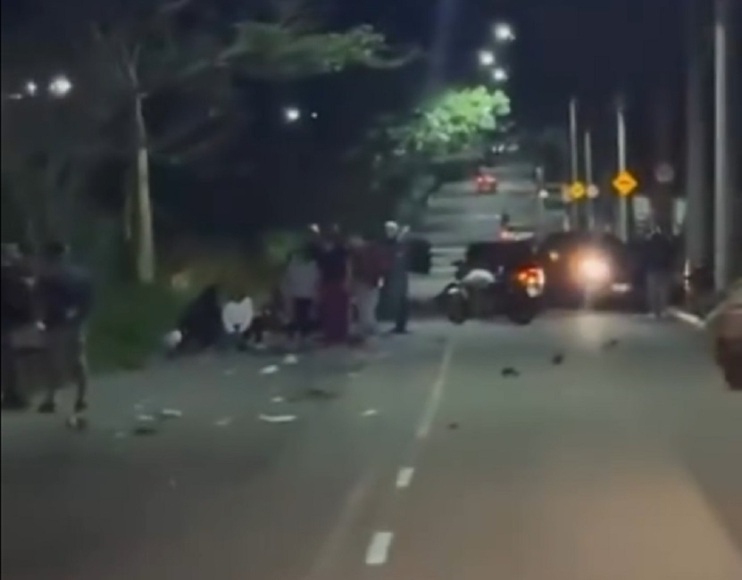Jovem morre e amiga fica ferida após moto bater em carro, em Caçapava