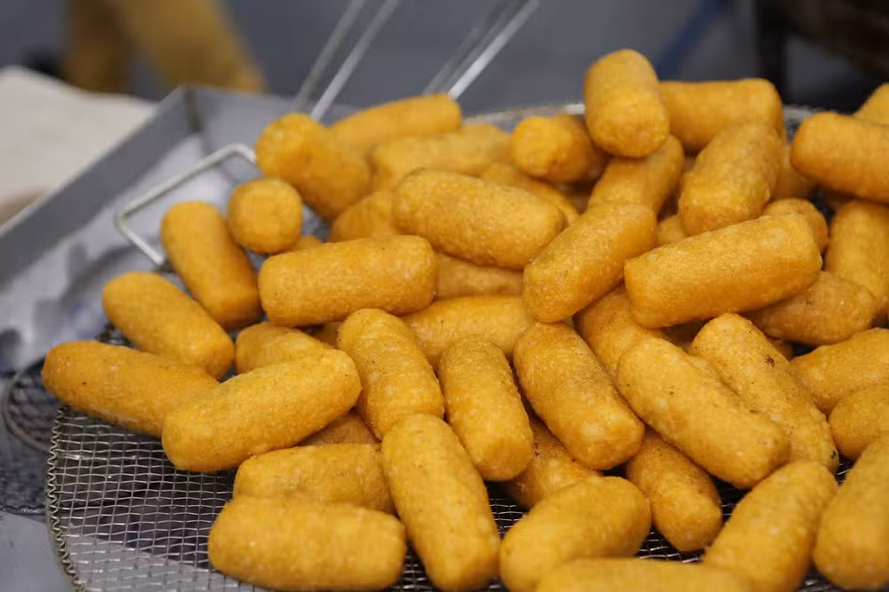 Bolinho caipira é uma das principais atrações do Arraiá do Frederico — Foto: Oswaldo Dias