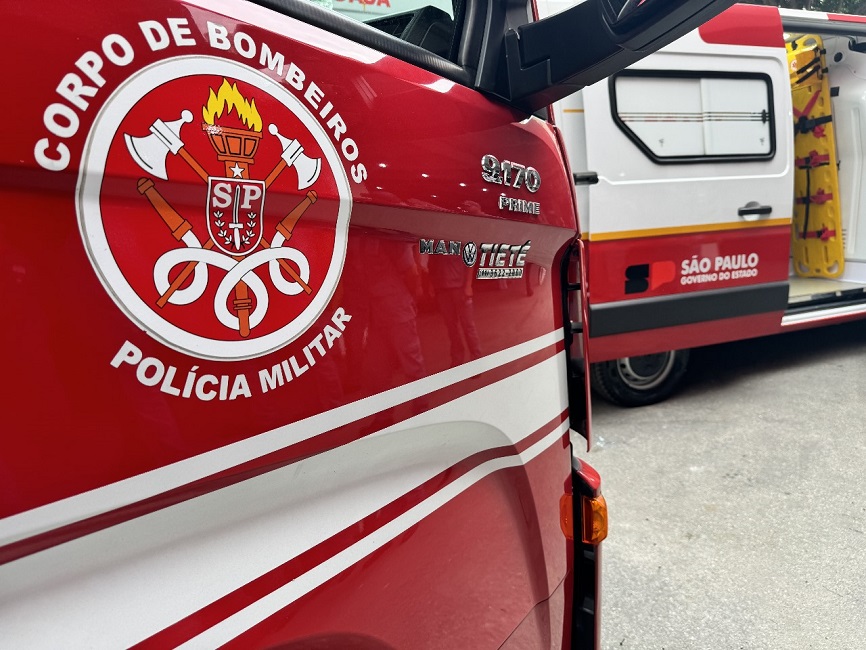 Bombeiros controlam fogo em residência de Taubaté