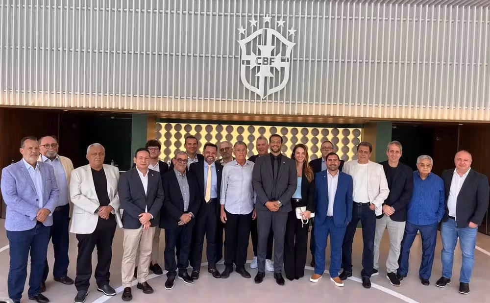 Samir Xaud (centro) seus vices e apoiadores, no registro da chapa na sede da CBF, no Rio de Janeiro