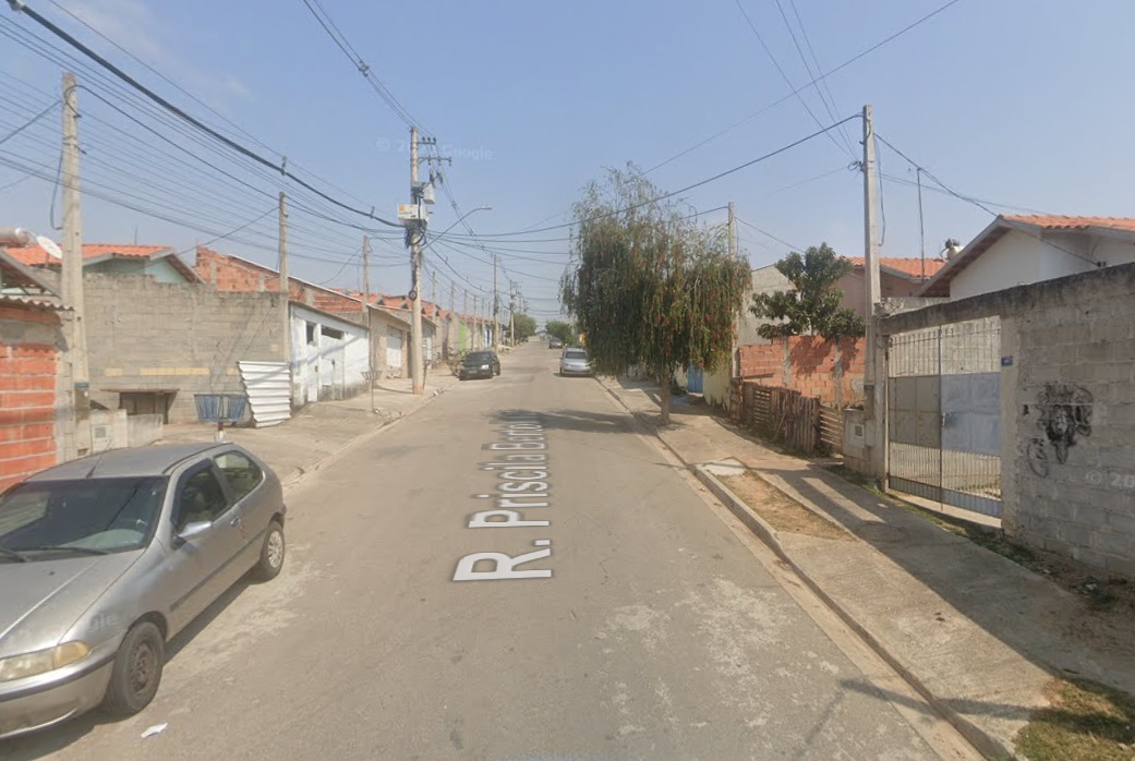 Mulher leva facada do ex por dívida e foge pulando muros, em SJC