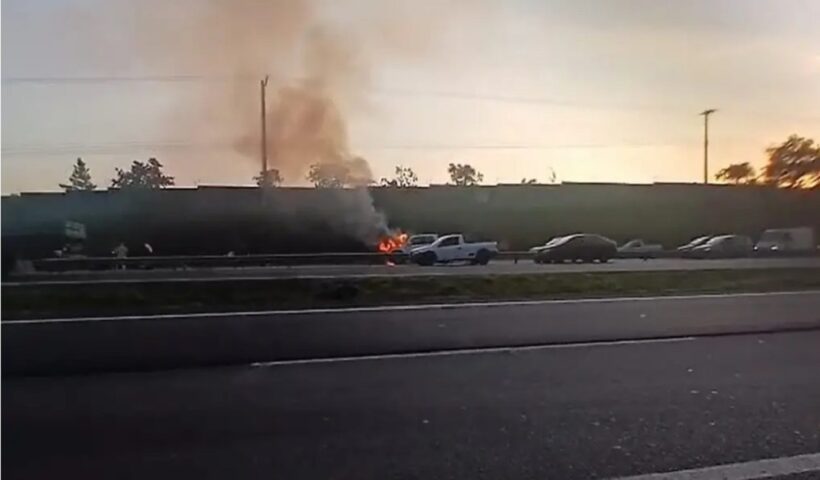 Incêndio atinge caminhonete na Tamoios e assusta motoristas