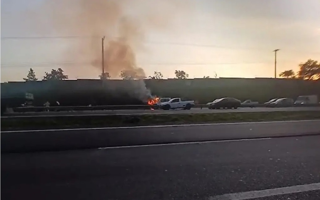 Incêndio atinge caminhonete na Tamoios e assusta motoristas
