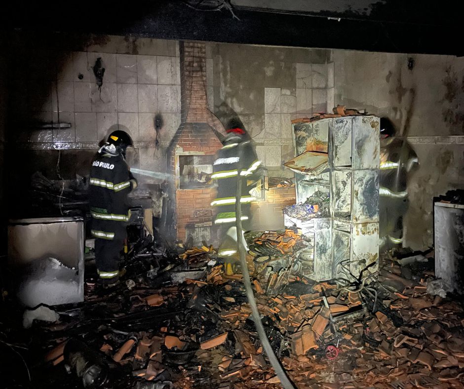 Incêndio destrói quintal de casa no Jardim Satélite em São José dos Campos