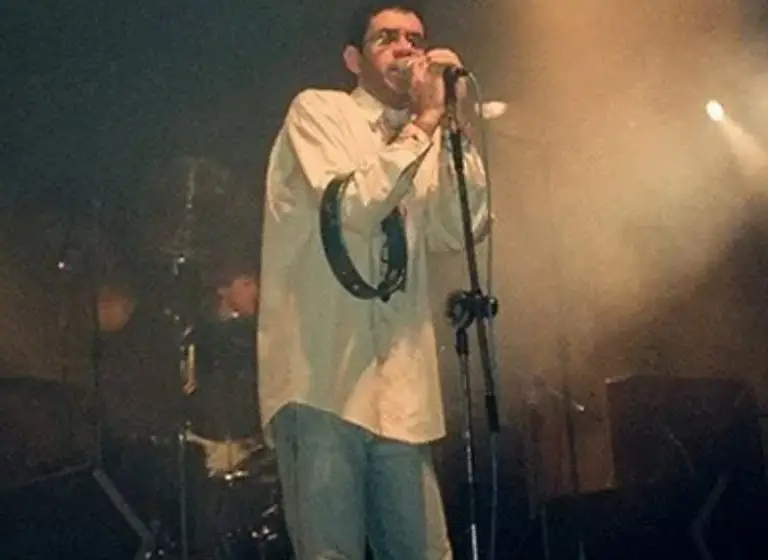 Renato Russo com a banda Legião Urbana no ginásio do Tênis em 19 de agosto de 1992