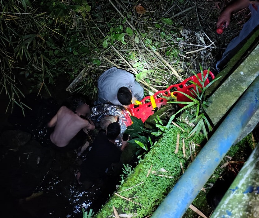 Idoso cai de ponte em Caraguá e é resgatado pelos bombeiros