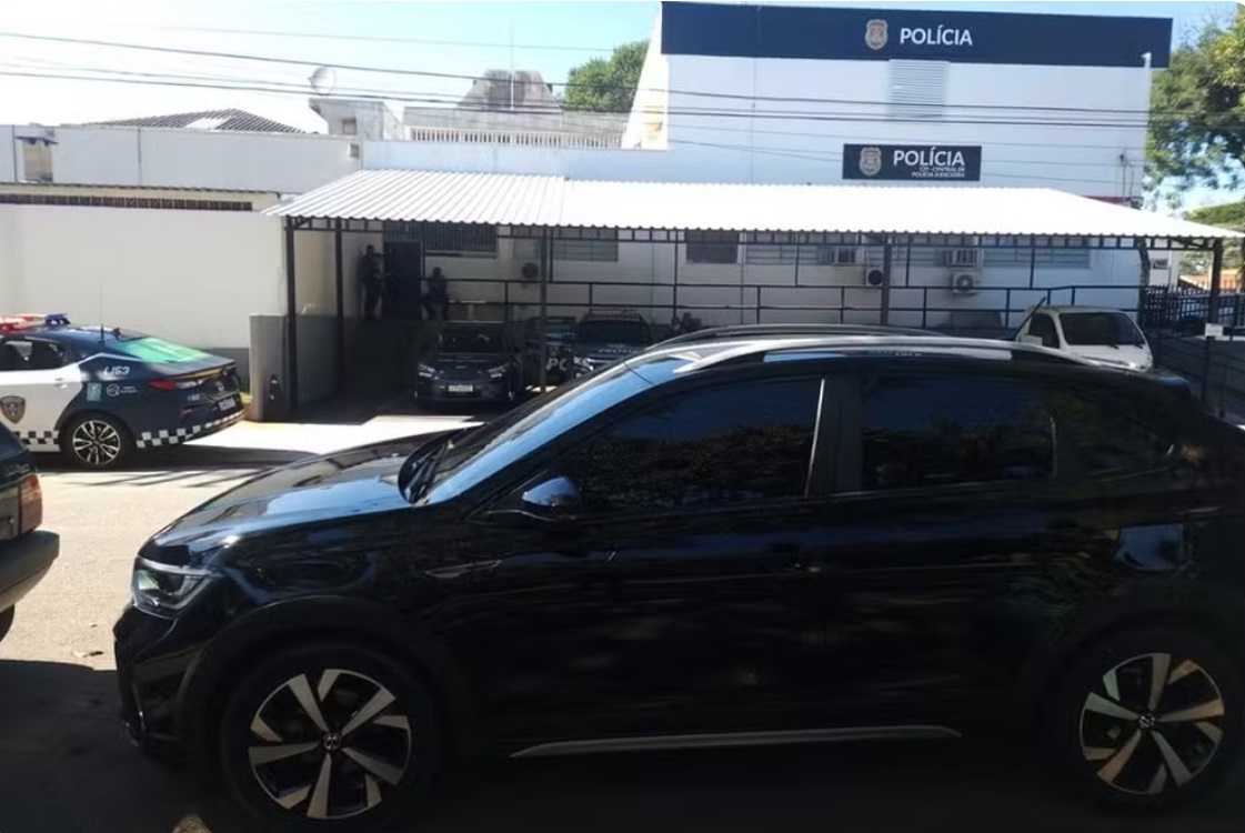 Dois homens são presos suspeitos de se passar por policiais em São José