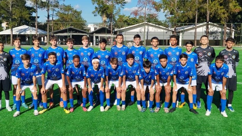 Sub-14 e Sub-13 do São José EC no campo sintético do Ninho da Águia