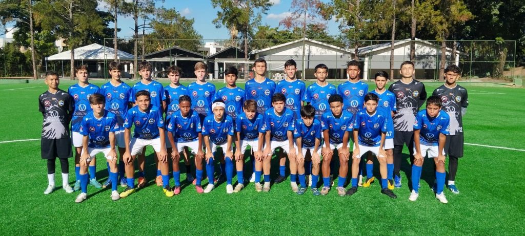 Sub-14 e Sub-13 do São José EC no campo sintético do Ninho da Águia
