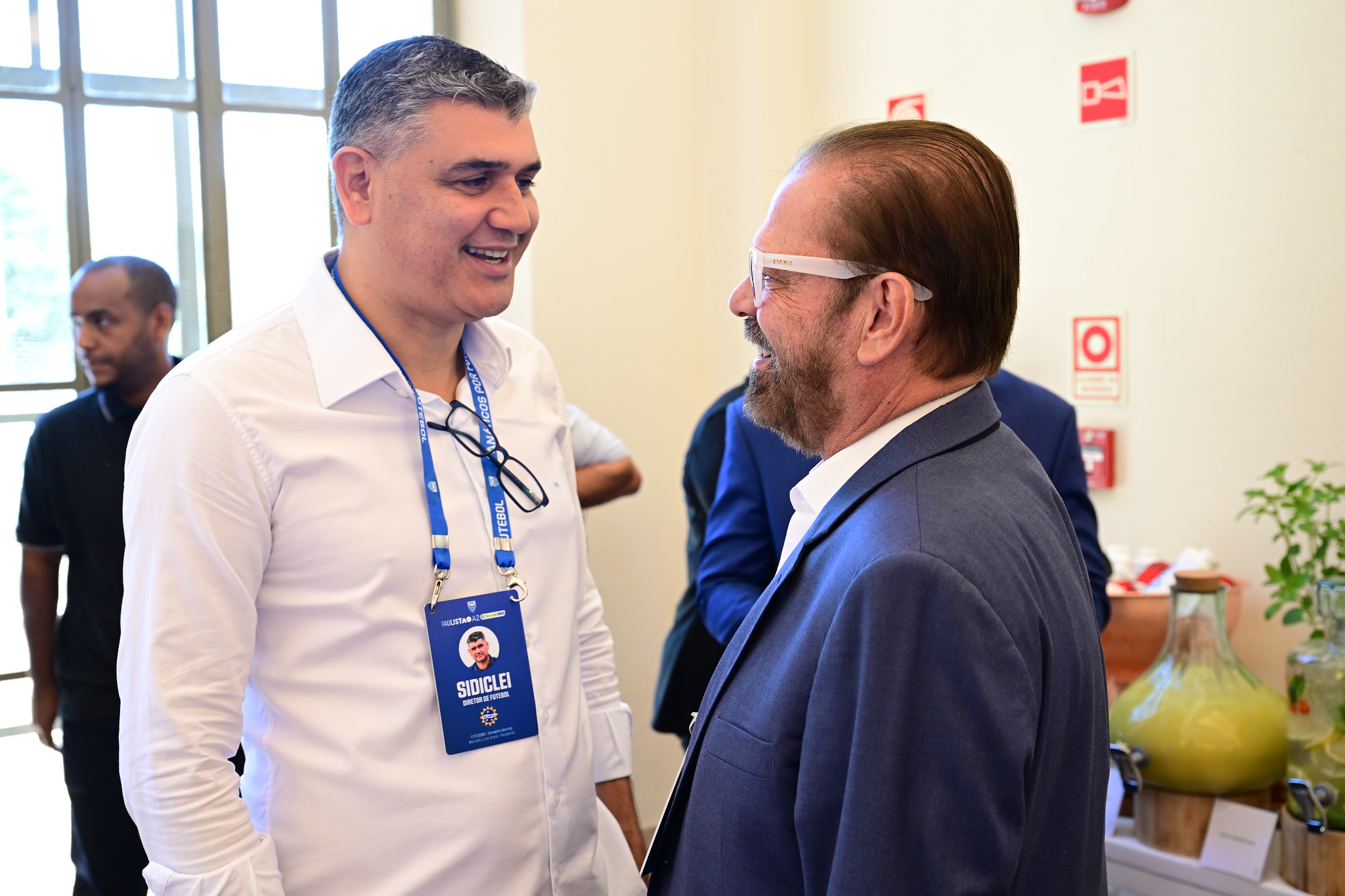 Diretor de futebol do São José EC, Sidiclei Menezes ao lado de Reinaldo Carneiro Bastos (de cinza)