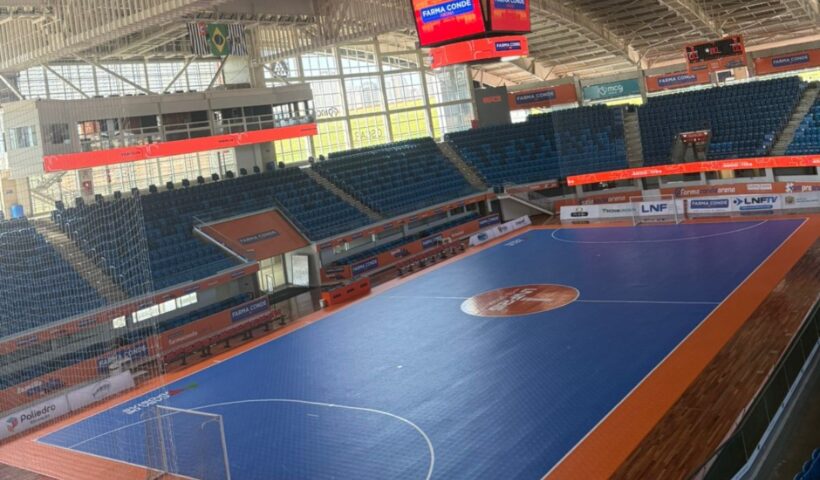 Visão geral da Farma Conde Arena com o piso oficial da Liga Nacional de Futsal