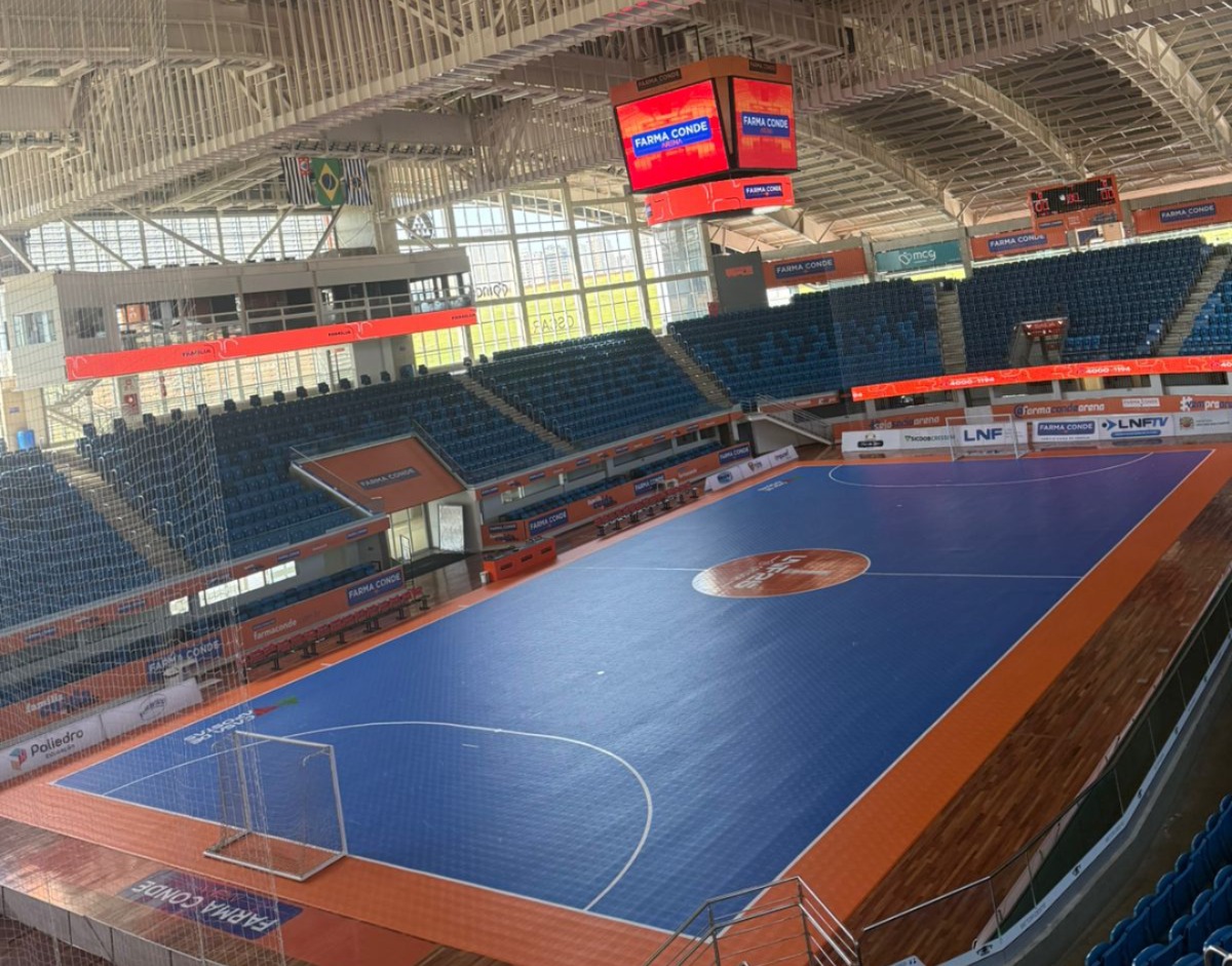 Visão geral da Farma Conde Arena com o piso oficial da Liga Nacional de Futsal