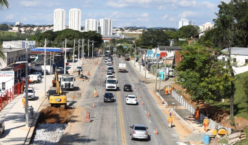 Trecho da Av. Sebastião Gualberto em obras em São José dos Campos