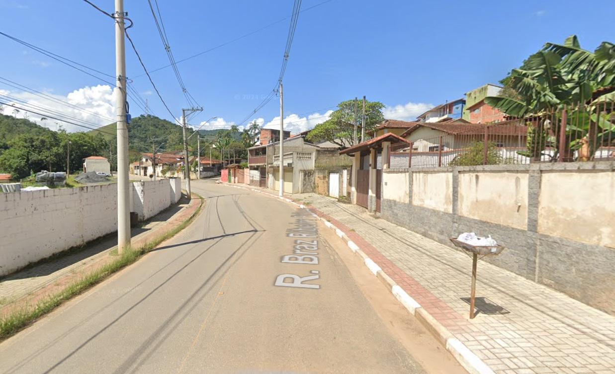Homem é morto a tiros dentro de carro em rua de Taubaté
