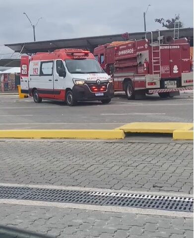 Homem sofre queda de telhado e é socorrido em Ubatuba