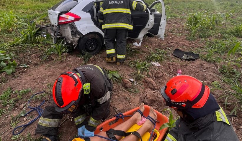 Carro despenca de ribanceira e motorista é salvo por bombeiros em São José