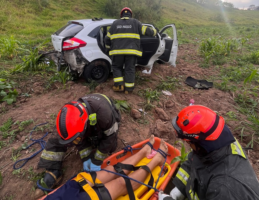 Carro despenca de ribanceira e motorista é salvo por bombeiros em São José