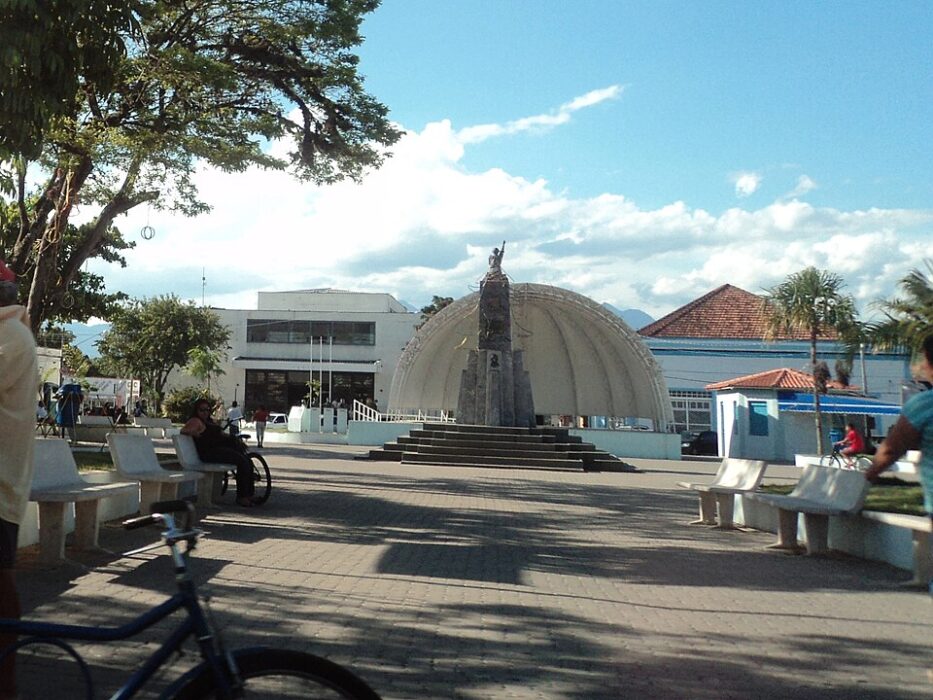 Jovem de 20 anos é baleado em praça de Cachoeira Paulista