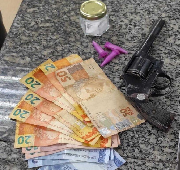 Homem é preso por tráfico de drogas e posse de arma com numeração raspada em Taubaté