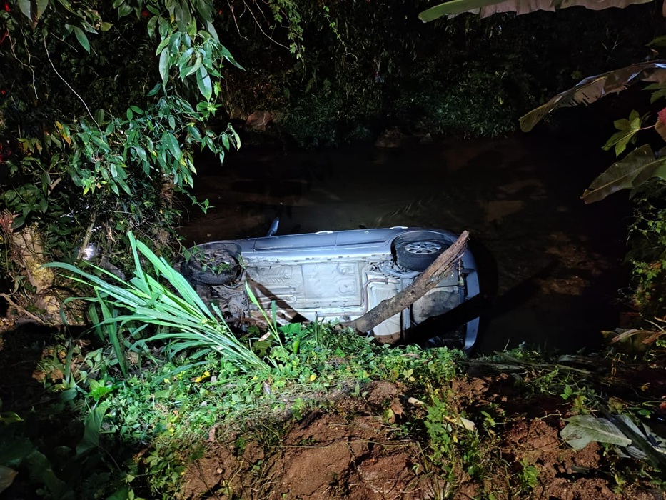 Homem é resgatado após veículo cair em rio de Caraguatatuba