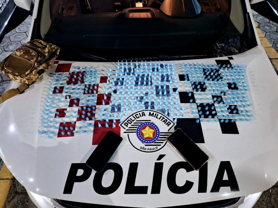 Homem é preso por suspeita de tráfico de drogas durante ação da PM, em Aparecida