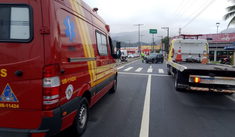 Acidente em Caraguá derruba poste e fere duas pessoas