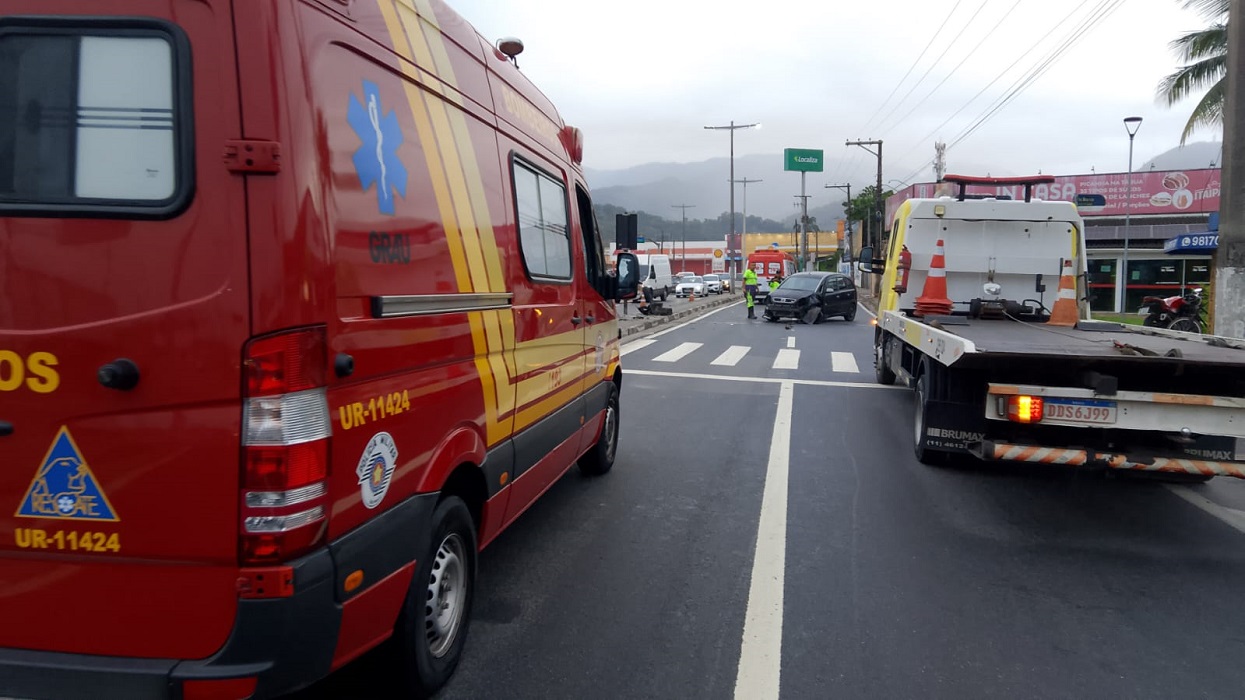 Acidente em Caraguá derruba poste e fere duas pessoas