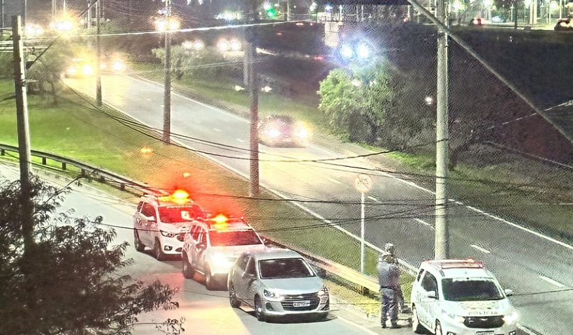 VÍDEO: Homem é atropelado na Via Dutra e parte do corpo é arremessada em viaduto de São José