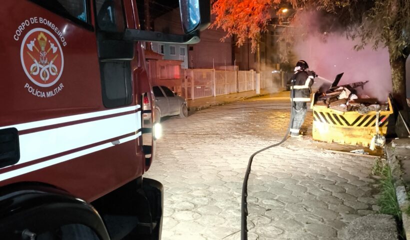 Incêndio em caçamba é registrado durante a madrugada em Ubatuba