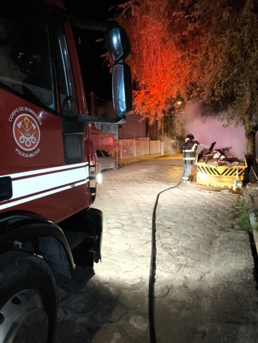Incêndio em caçamba é registrado durante a madrugada em Ubatuba