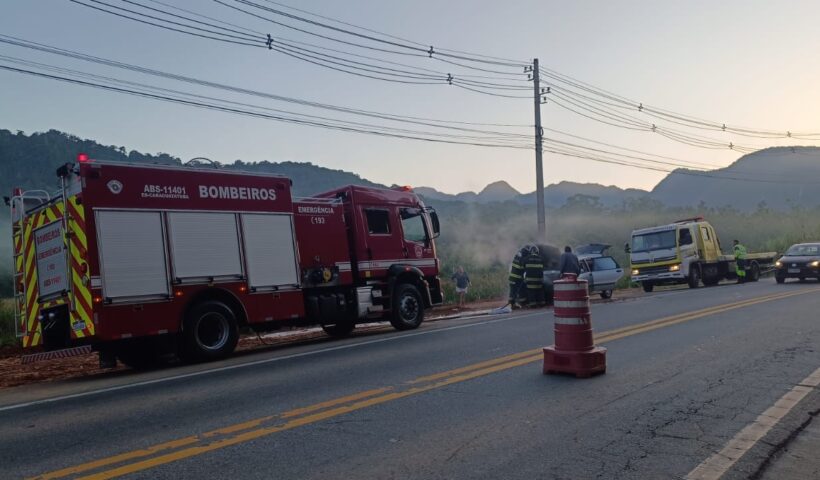 Motorista sai ileso após carro pegar fogo em Caraguatatuba
