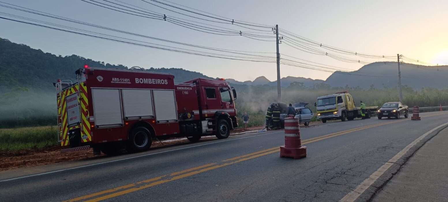 Motorista sai ileso após carro pegar fogo em Caraguatatuba