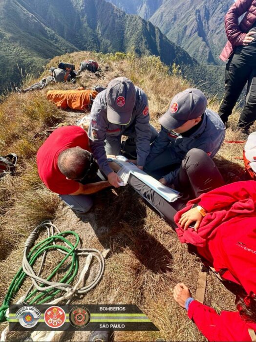 Mulher de 27 anos é resgatada após acidente em trilha no Pico do Quartzito, na Serra Fina, região de difícil acesso entre SP e MG.