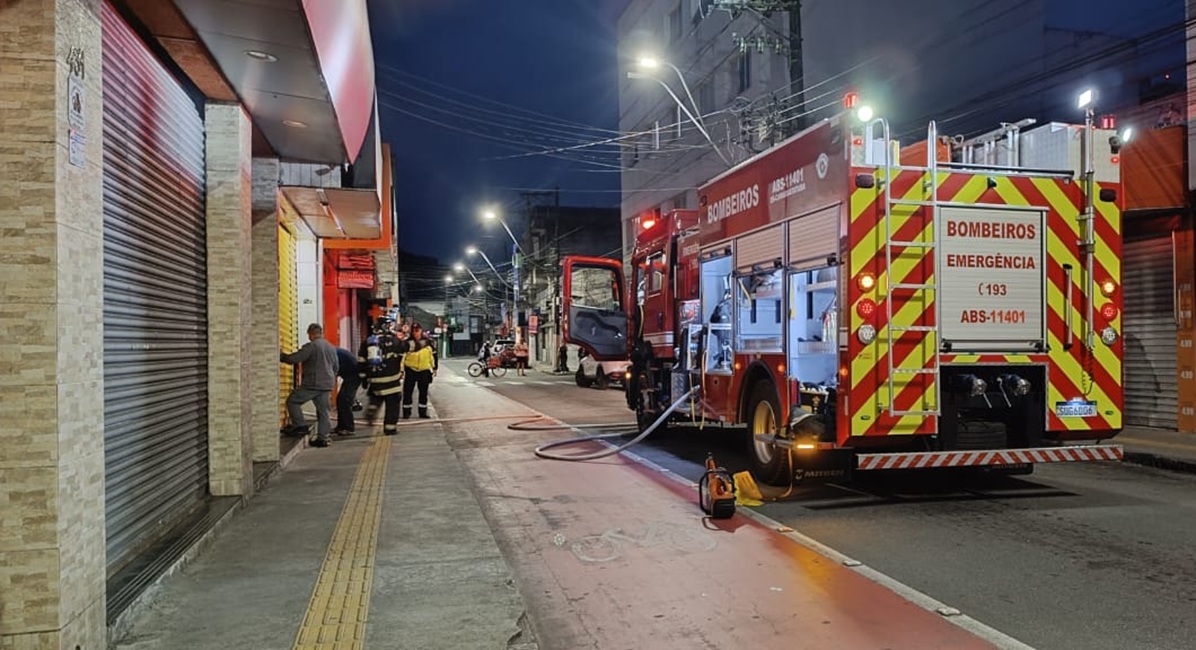 Fritadeira causa incêndio em pastelaria fechada no centro de Caraguá