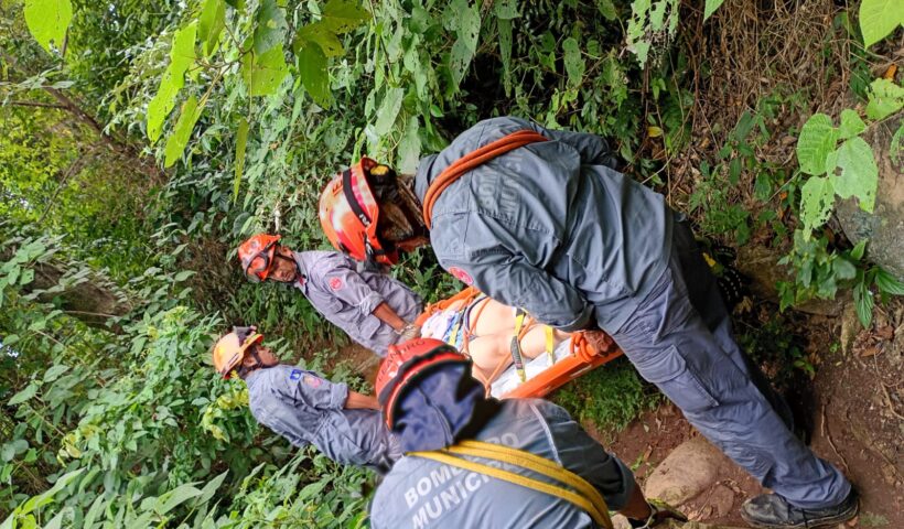 Mulher é resgatada após queda em trilha da Cachoeira do Paquetá, em Ilhabela