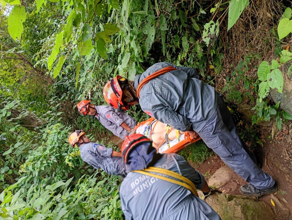 Mulher é resgatada após queda em trilha da Cachoeira do Paquetá, em Ilhabela
