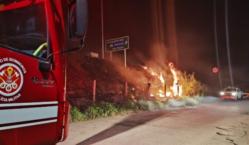 Incêndio às margens da Tamoios mobiliza bombeiros em Caraguatatuba