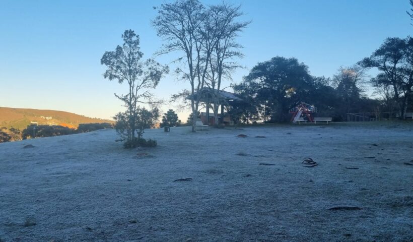 Campos do Jordão tem recorde de frio e geada no Vale do Paraíba