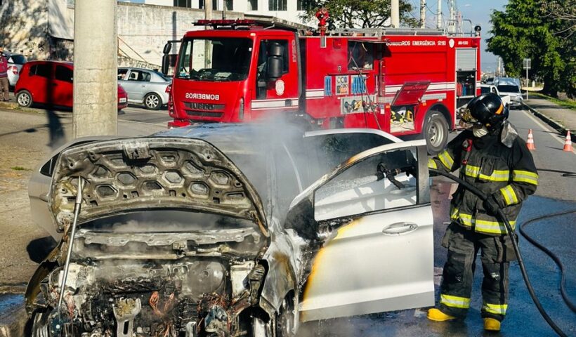 Bombeiros controlam incêndio em carro na Dom Pedro I, em Taubaté