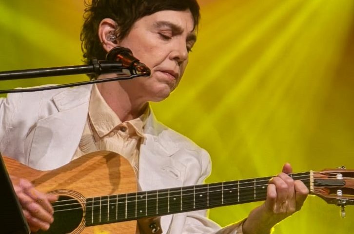 VÍDEO: Adriana Calcanhotto emociona público em noite gelada de São José