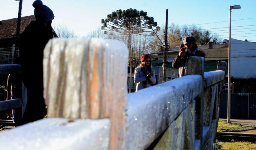 Com geada e 1,3°C, Campos do Jordão bate novo recorde de frio em 2025