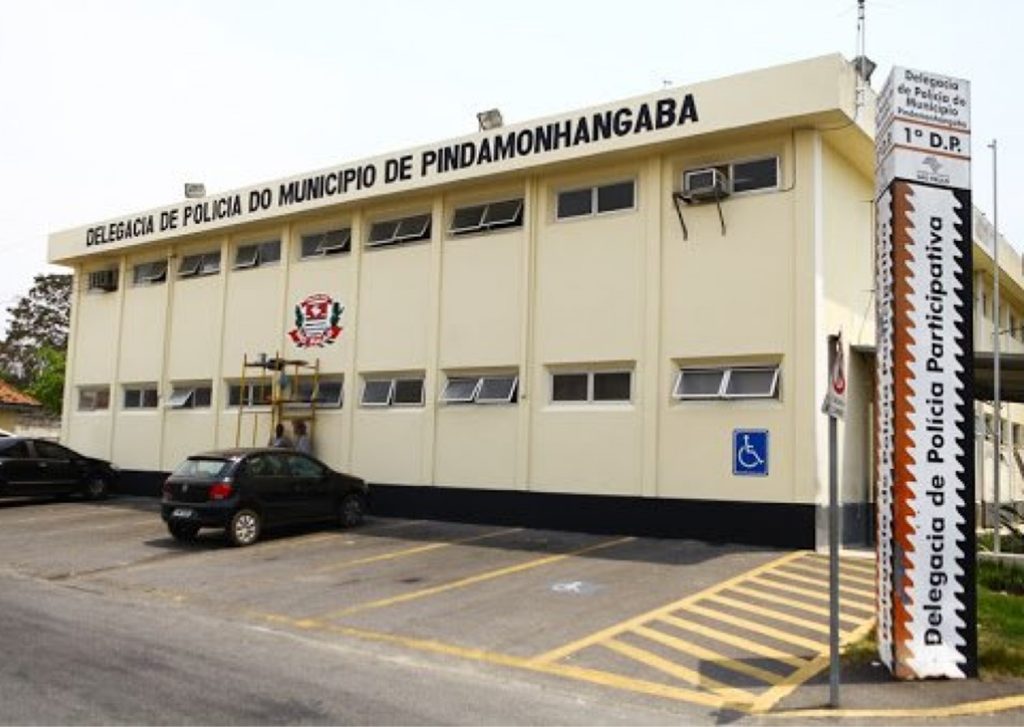 Homem é morto a tiros dentro de carro em Pindamonhangaba
