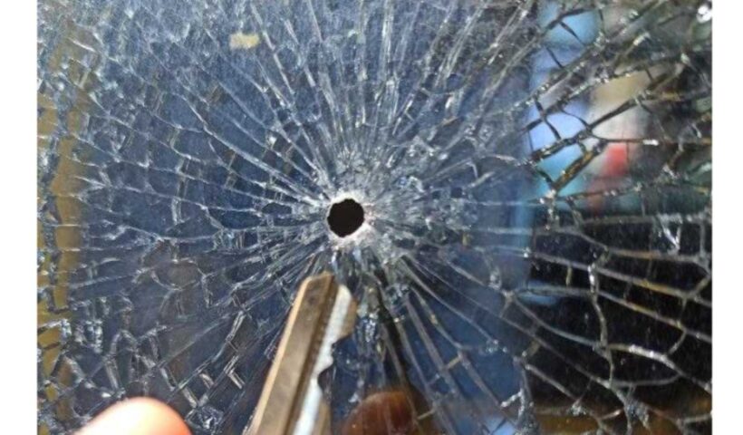 Marca do tiro de airsoft no vidro no ônibus. Foto: Divulgação